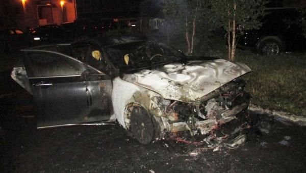 В Архангельске на закрытой придомовой парковке неизвестные сожгли дорогую иномарку