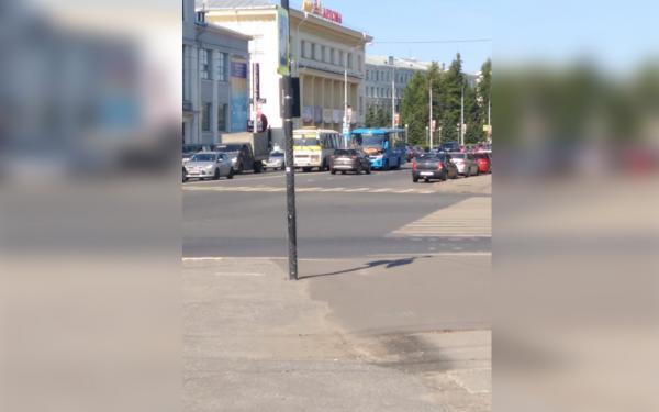 Архангельский автобус во время гонки за пассажиров пересек двойную сплошную