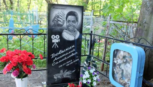 В Архангельске появился памятник герою советского фильма «Максимка» Толику Бовыкину