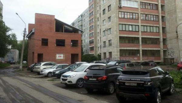 В Архангельске жители дома через суд добились сноса незаконной постройки во дворе
