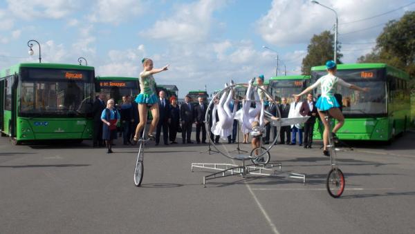 На презентации новых автобусов в Архангельске устроили цирковое шоу