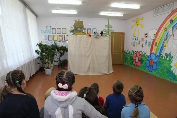 Подростки АВК показали  спектакль воспитанникам центра «Радуга»
