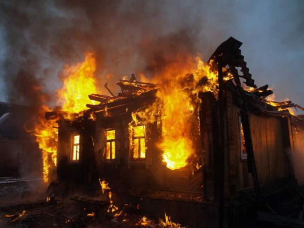 Ночной пожар в частном секторе на окраине Архангельска унёс жизни двух человек