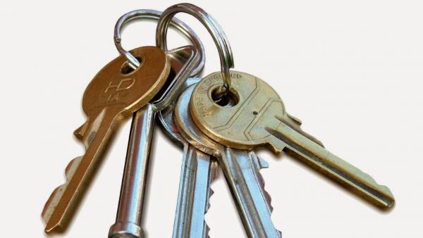 Женщина, подобрав ключи, выпавшие в ходе драки, незаконно проникала в квартиру