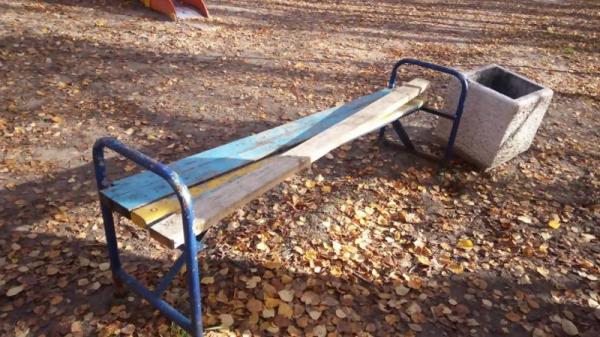 Шесть скамеек сломали вандалы в парке на окраине Архангельска