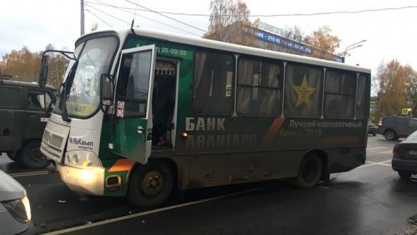 Авария с рейсовым автобусом и двумя легковушками произошла в центре Архангельска