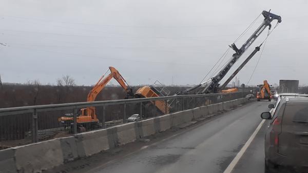 При строительстве моста через реку на трассе Архангельск-Северодвинск упал копер