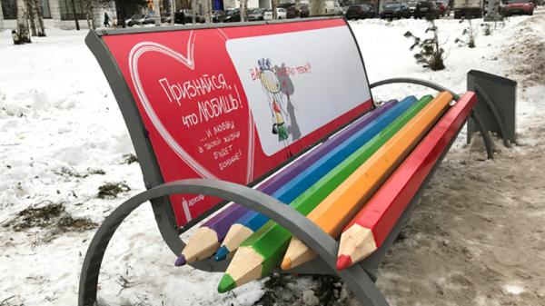 В центре Архангельска рекламщики превратили скамейки в «чувственные» арт-объекты