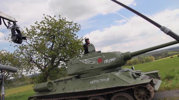 Герои фильма Т-34 сбежали из немецкого плена на танке с надписью Кегостров