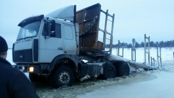 «МАЗ» с пиломатериалами проломил ледовую переправу в Шенкурске