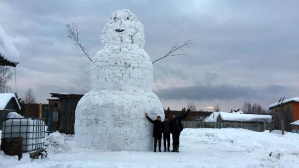 Город снеговиков? Десятиметровый великан появился на окраине Новодвинска