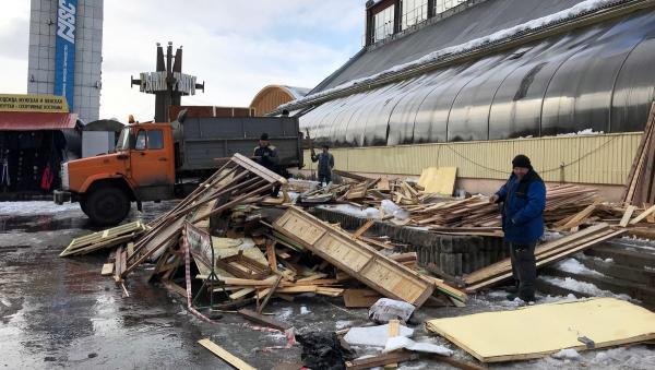 Снежная глыба снесла единственную точку сбыта фермерских продуктов в Архангельске
