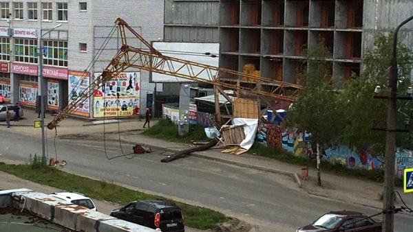 Упавший строительный кран перекрыл движение по улице Никитова в Архангельске