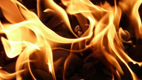 В Няндоме мужчина спас из огня заснувшую с сигаретой соседку