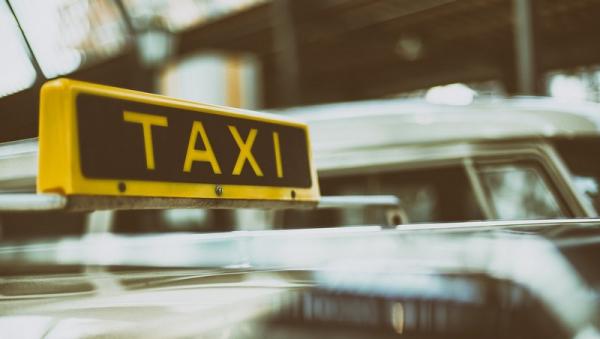 В Архангельске на ходу загорелся автомобиль такси