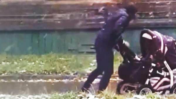 В сети появилось видео избиения северодвинкой младенца в коляске