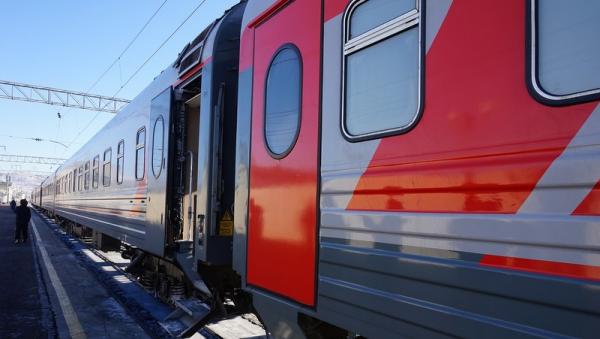Поезда из Архангельска в Петербург и обратно задержали из-за обледенения проводов 