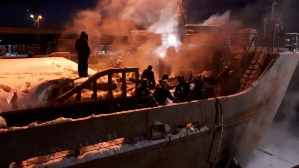 В Архангельске на заводе «Красная кузница» горит судно «Святитель Иннокентий»
