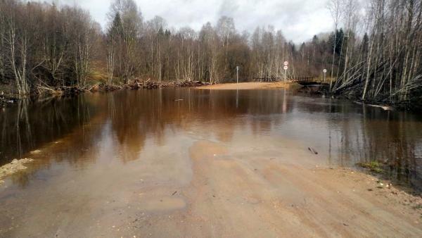 Из-за паводка перекрыта федеральная трасса на границе с Архангельской областью