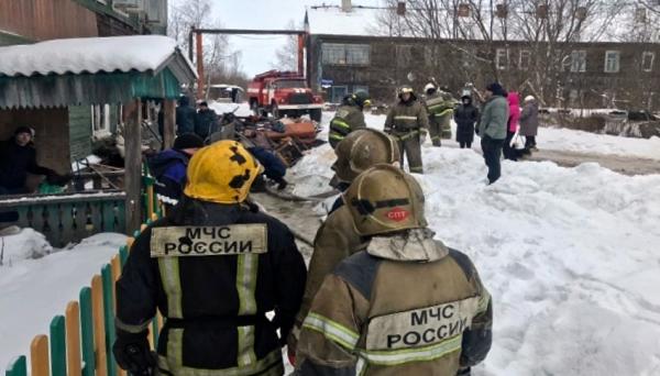 При пожаре в деревяшке на окраине Архангельска погиб подросток