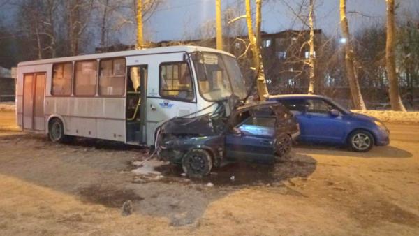 В Северодвинске молодой водитель ВАЗа погиб при столкновении с рейсовым ПАЗиком