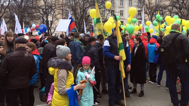 1 мая в архангельском. Демонстрация 1 мая Архангельск. Праздничное шествие на день города. Праздничная колонна. Арамиль праздник шествие 1 мая.