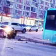 Автобус от «Рико» жестко столкнулся с легковушкой в центре Архангельска