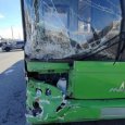 У автовокзала в Архангельске водитель иномарки врезался в автобус