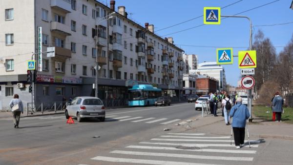 В центре Архангельска автомобиль отбросило прямо на пешеходов в результате ДТП