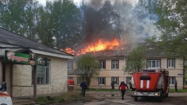 В Котласе вспыхнул частный двухэтажный дом 