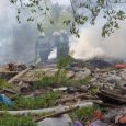 Видео: в центре Архангельска огонь полностью уничтожил сараи 