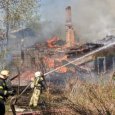Чуть не сгорел весь квартал: огненный «шторм» в Архангельске тушили четыре часа