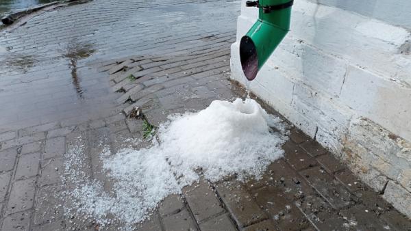 В Архангельске погода разошлась не на шутку: на горожан обрушился крупный град