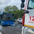 В Архангельске у областной детской больницы загорелся автобус: там были пассажиры