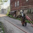 Тушение огня в жилых деревянных домах в центре Архангельска 