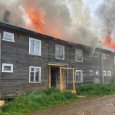 В Архангельской области вспыхнул жилой деревянный дом: он был признан аварийным
