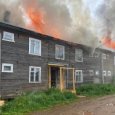 Власти Лешуконского ввели режим ЧС в селе из-за горевшего аварийного дома