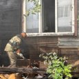 В Архангельске во время пожара чуть не взорвался жилой деревянный дом