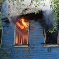 Спасатели нашли тело мужчины после пожара в нежилой «деревяшке» Архангельска