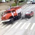 В центре Архангельска в пожарную машину на полном ходу въехала легковушка