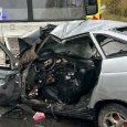 Пассажирский автобус столкнулся с легковушкой в Архангельске: есть пострадавшие