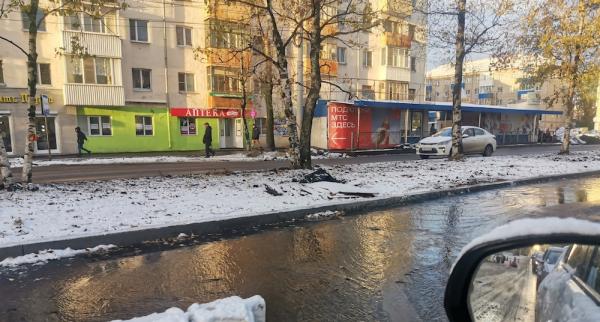 На отремонтированной улице Гагарина из-под нового асфальта пошла вода