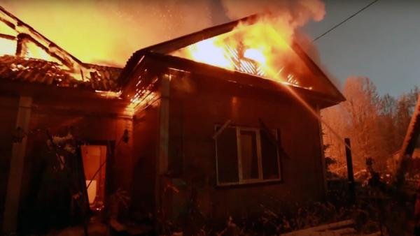 На фото: фрагмент видеозаписи, на которой запечатлен процесс тушения огня в доме на Маймаксанской, 73 (автор видео: Илья Тильман)