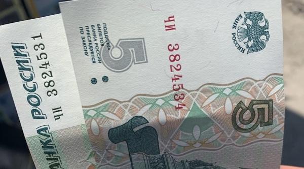 В Архангельской области граждане стали получать на руки новые купюры банка России