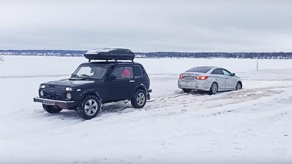 Водитель из Архангельска в оттепель чуть не ушел под лед на Северной Двине