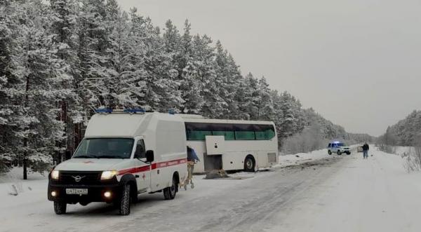 В Архангельской области в ДТП с туристическим автобусом погибло два человека