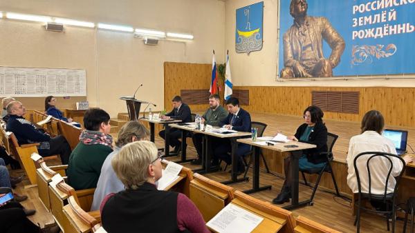 Тринадцатая внеочередная сессия Собрания депутатов в администрации Холмогорского округа. Фото: Павел Волосатов