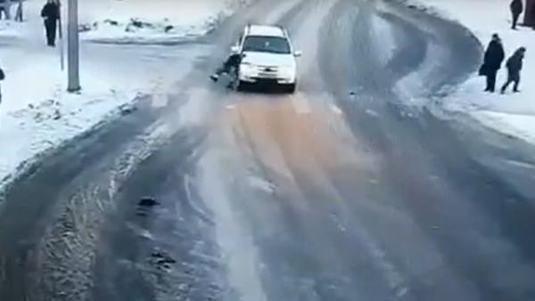 Видео: в Архангельске водитель сбил маленькую школьницу на «зебре»