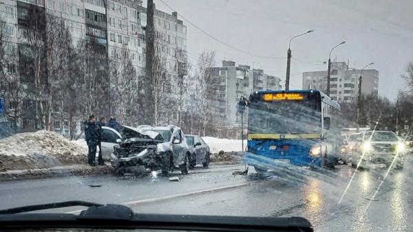 В Архангельске столкнулись пассажирский автобус и кроссовер: есть пострадавшие