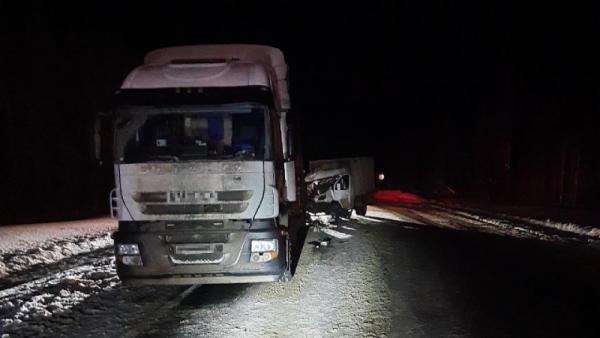 В Архангельской области «Газель» снесла большегруз: погибла женщина